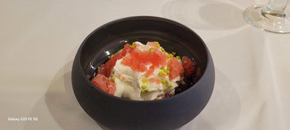 Espuma de yogurt , con granizado de naranja sanguina y peta zetas de lima