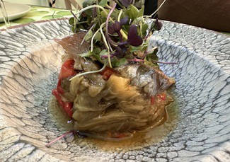 Escalivada de pimiento rojo a la brasa, berenjena y sardina marinada