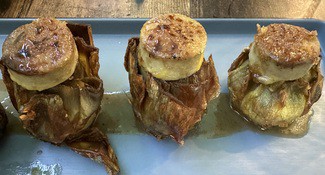 Corazón de alcachofa braseado, foie y reducción a las finas hierbas.