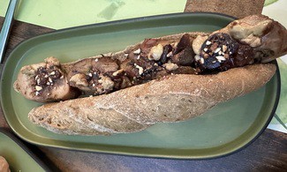 "Flautín de San Ramón" con solomillo ibérico, foie e higos confitados al vino tinto y almendras garrapiñadas.