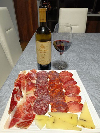 Con el surtido de queso manchego al PX, embutidos y jamón ibéricos.