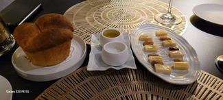 Aperitivo : Tapa de queso y almendras que nos sirvieron conjuntamente con sal y aceite y con un pan de brioche para degustar