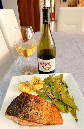 Con el salmón plancha y los guisantes finos