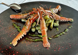 Cigalitas con habas y ajos tiernos