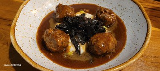 Albóndigas de vaca madurada con puré de coliflor y setas