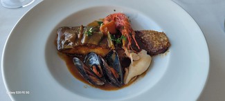Zarzuela de corvallo con mejillones , gambas y calamar