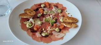 Carpaccio de ternera con parmesano y vinagreta de piñones