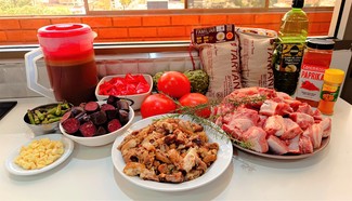 Preparativos del arroz de costilla, manitas y morcilla
