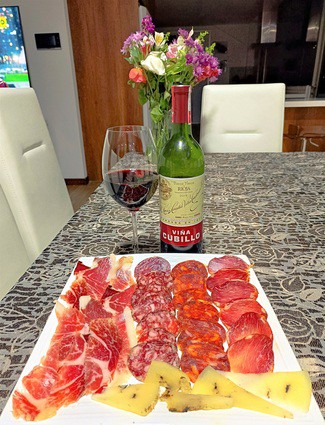 Con el surtido de queso manchego, emburidos y jamón ibéricos.
