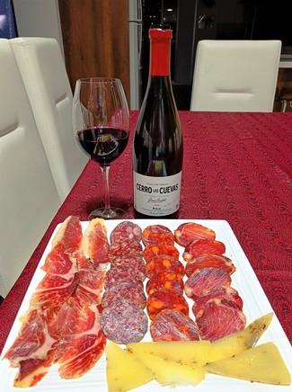 Con el surtido de queso manchego, emburidos y jamón ibéricos.