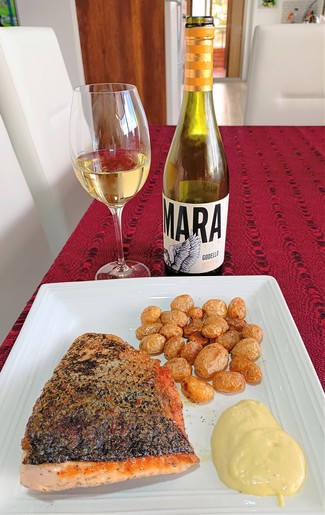Con el salmón canadiense a la plancha con all-i-oli