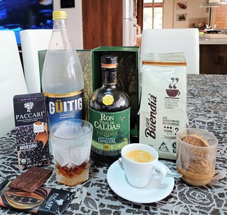 Con un café de Manizales, un heladito de paila y chocolate, y con un Pacari de mortiño