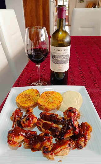 Con las alitas de pollo al horno en salsa BBQ
