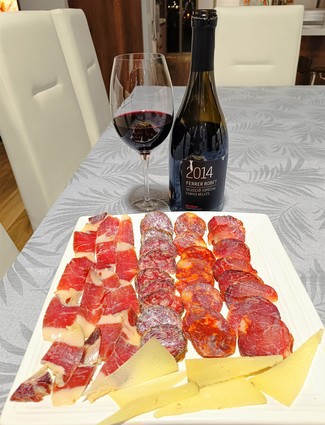 Con el surtido de queso manchego, embutidos y jamón ibéricos.
