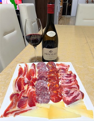 Con el surtido de queso manchego, embutidos y jamón ibéricos.