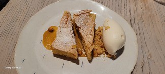 Tarta de almendras, crema de chocolate tostada y helado de ammatetto