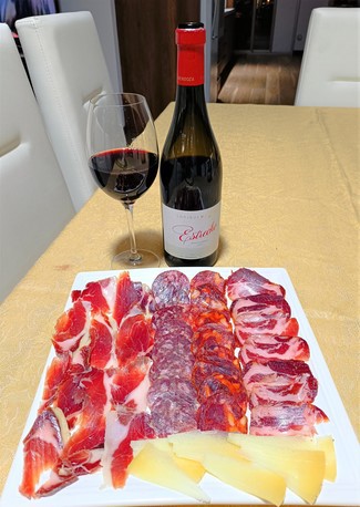 Con el surtido de queso manchego, embutidos y jamón ibéricos.