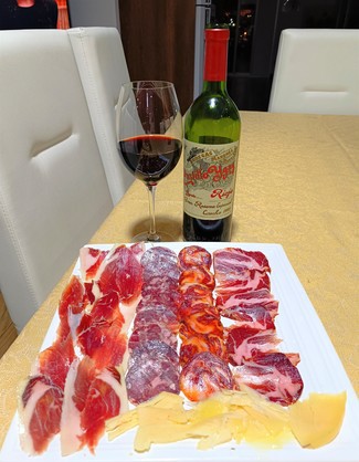 Con el surtido de queso manchego, embutidos y jamón ibéricos.