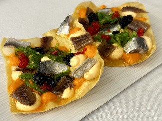 Coca de sardina marinada, escabeche y pimientos