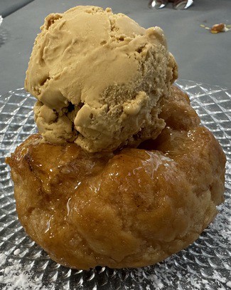 Almojábana con helado de turrón