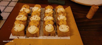 Lingotes clásicos de patatas bravas al estilo milhojas.