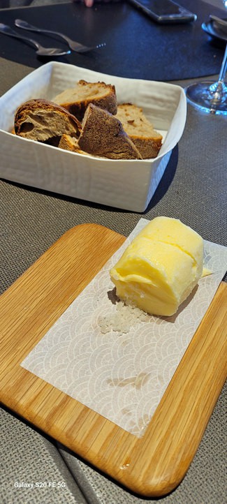 Mantequilla casera , sal gruesa y pan de masa madre elaborado por el Chef