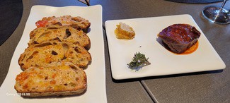 Sobrasada tibia con panal de miel y pan con tomate.