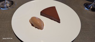 Pastel de cacao con sorbete de chocolate (Carta)