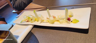 Ensalada de apio, rábanos, queso y manzana(Carta)