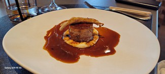 Manita de cerdo con mollejas y espardeñas.