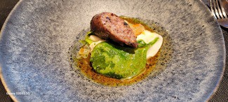 Judía, tripa, espinacas y butifarra negra.