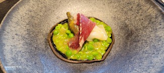 Estofado de guisantes, alcachofas con sepia y jamón de bellota