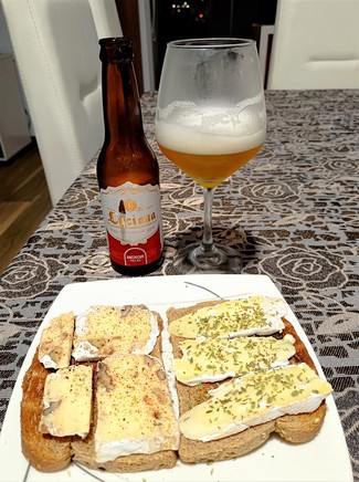 Con las tostas de brie al oregano y de camembert con nueces a las tres pimientas