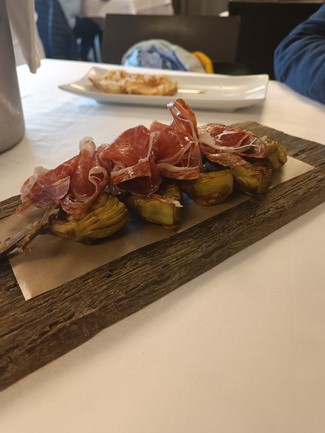 Alcachofas a la brasa con jamón ibérico