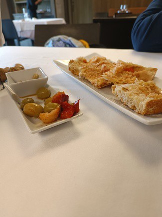 Aceitunas y pan de coca