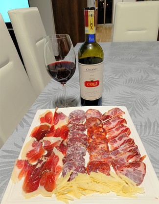 Con el surtido de queso manchego, embutidos y jamón ibéricos.