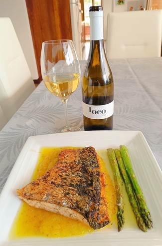 Con el salmón al hinojo sobre salsa de piña y jengibre.