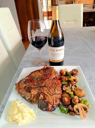 Porterhouse steak de 1 Kg al romero con setas, trigueros y all-i-oli.