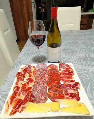 Con el surtido de queso manchego, embutidos y jamón ibéricos.