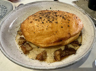 Papada de chato glaseada, patata y huevo con puntilla