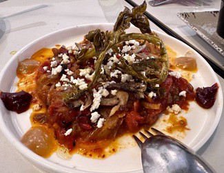 Verduras braseadas, queso feta, capellán y alcaparras