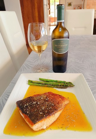 Con el salmón a la salvia en salsa de naranjilla