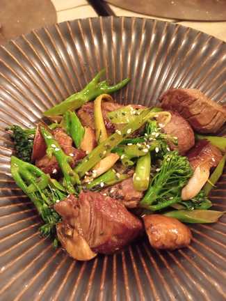 Salteado de solomillo con brotes verdes