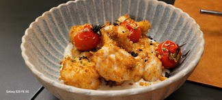 Nuggets de rape empanados en panko con cremoso de queso , cherrys a la brasa con crujientes de cacahuetes especiados..