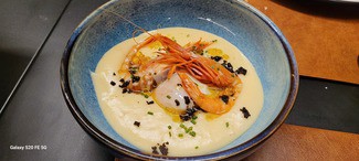 Gambas de Palamós a la brasa con huevos ecológicos cocidos a baja temperatura y crema de patata asada..