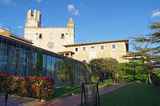 Hotel Palau lo MIradot y en primer plano El Descarat by Es Portal