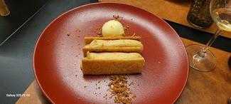Milhojas caramelizado de cremoso de naranja y pistachos con sorbete de naranja