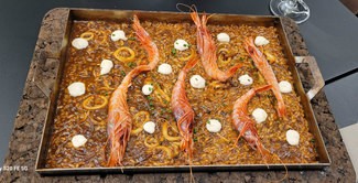 Arroz a la "llauna" con sofrito oscuro, calamares y gambas de Palamós con alioli de ajos asados.