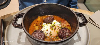 Platillo de cabeza y pata de ternera con butifarra negra y huevo de payés cocido a baja temperatura.
