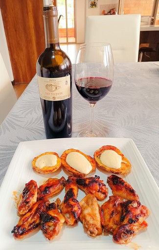Con las alitas de pollo BBQ y las papas al horno con all-i-oli
